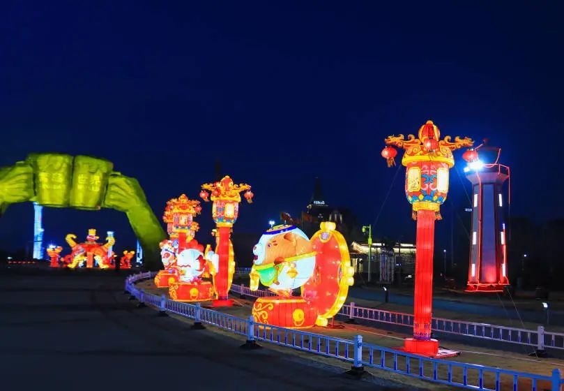 美翻了！金沙滩啤酒城彩灯点亮中国年
