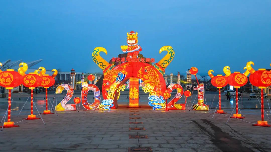 美翻了！金沙滩啤酒城彩灯点亮中国年