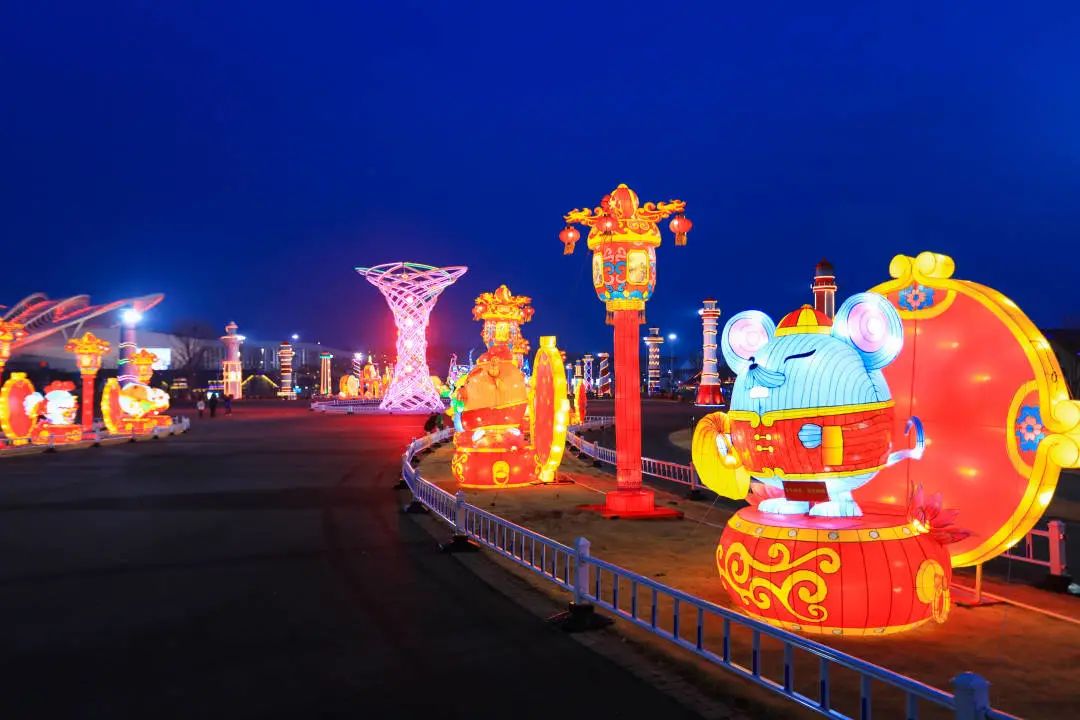 美翻了！金沙滩啤酒城彩灯点亮中国年