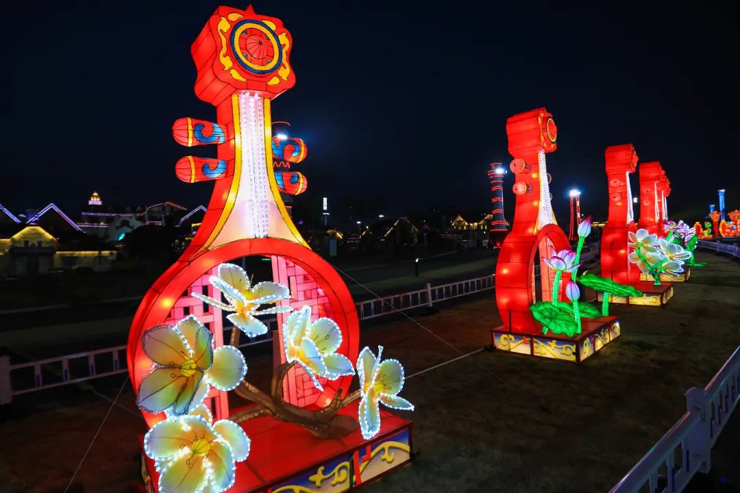美翻了！金沙滩啤酒城彩灯点亮中国年