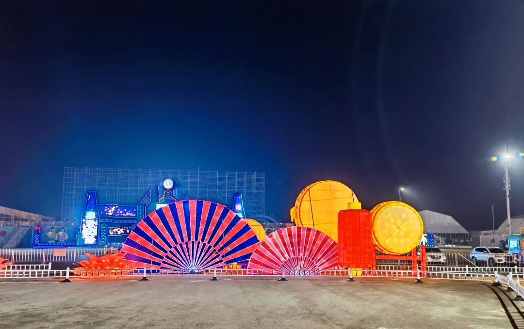 美翻了！金沙滩啤酒城彩灯点亮中国年