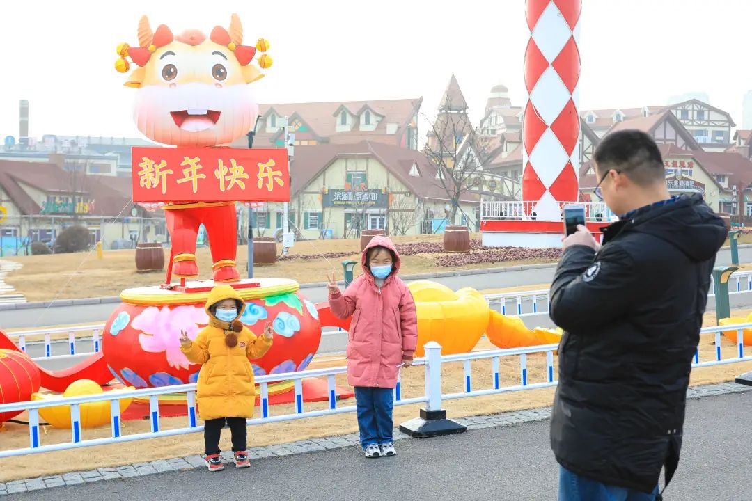 美翻了！金沙滩啤酒城彩灯点亮中国年