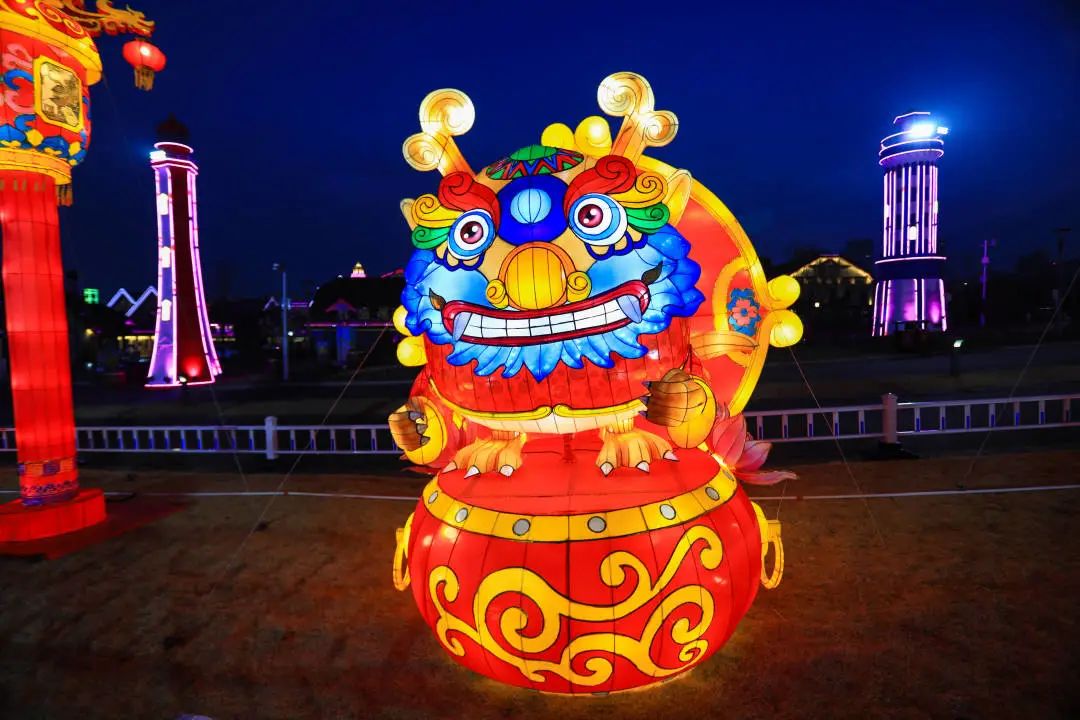 美翻了！金沙滩啤酒城彩灯点亮中国年
