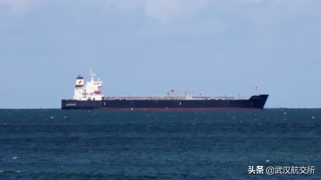 突发！青岛海域, 一锚泊油轮被撞, 液货舱破损! 10海里禁止驶入!...大雾惹祸?!