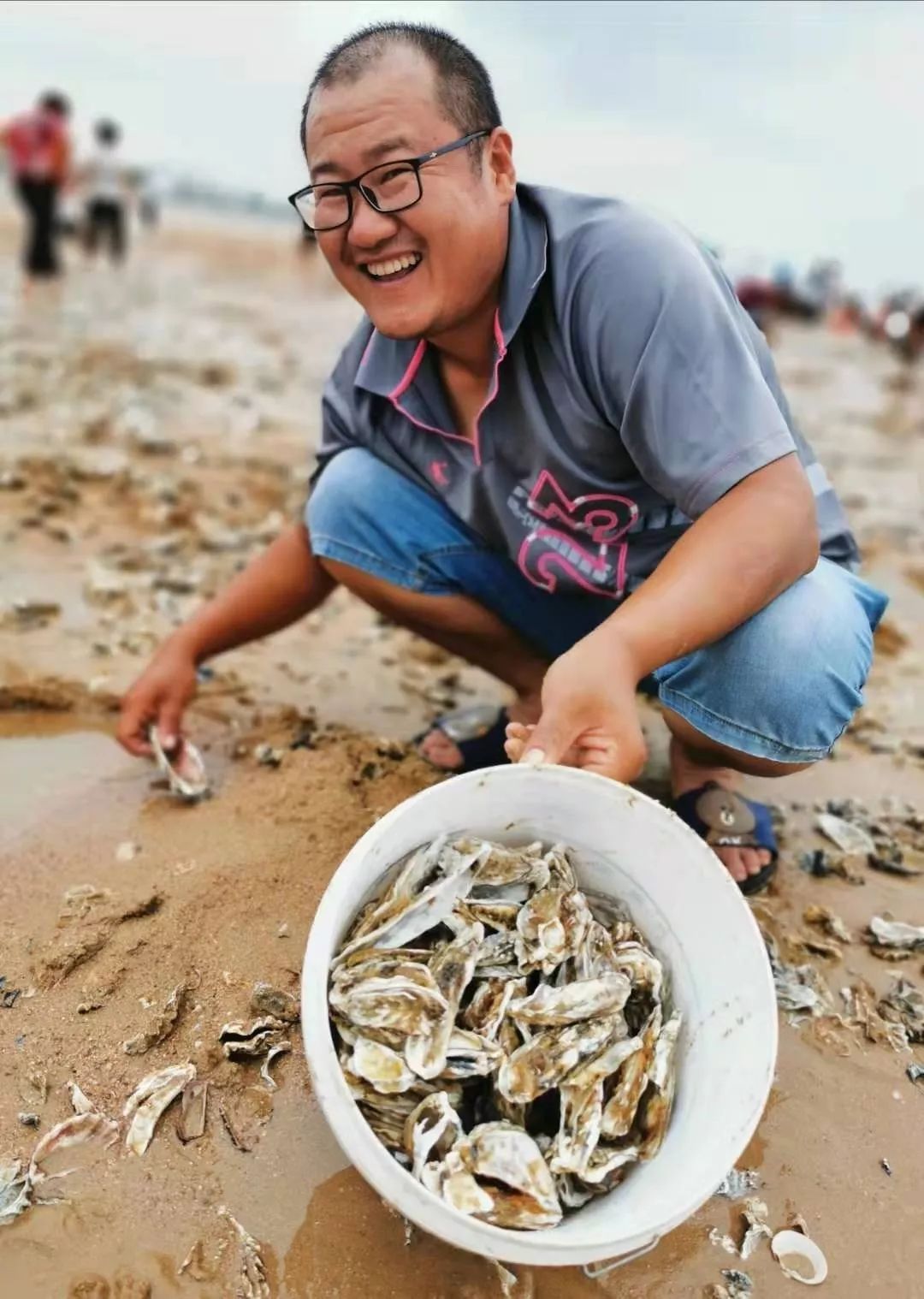 平时喜欢到海边溜达,当天上午,他看到市民挖上来的海蛎子个儿特别大